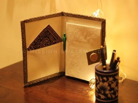 Open hand-painted jute folder with an inner pocket